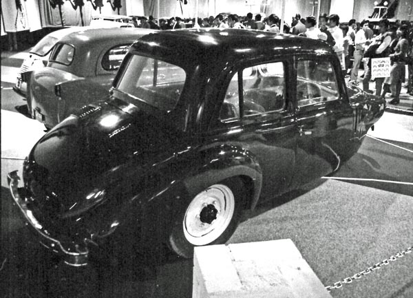 (02-11b) 275-10 1951 Daihatsu Bee Three Wheeler Car.jpg